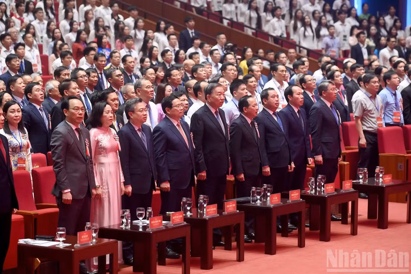 苏林总书记、国家主席和各位代表向国旗敬礼。