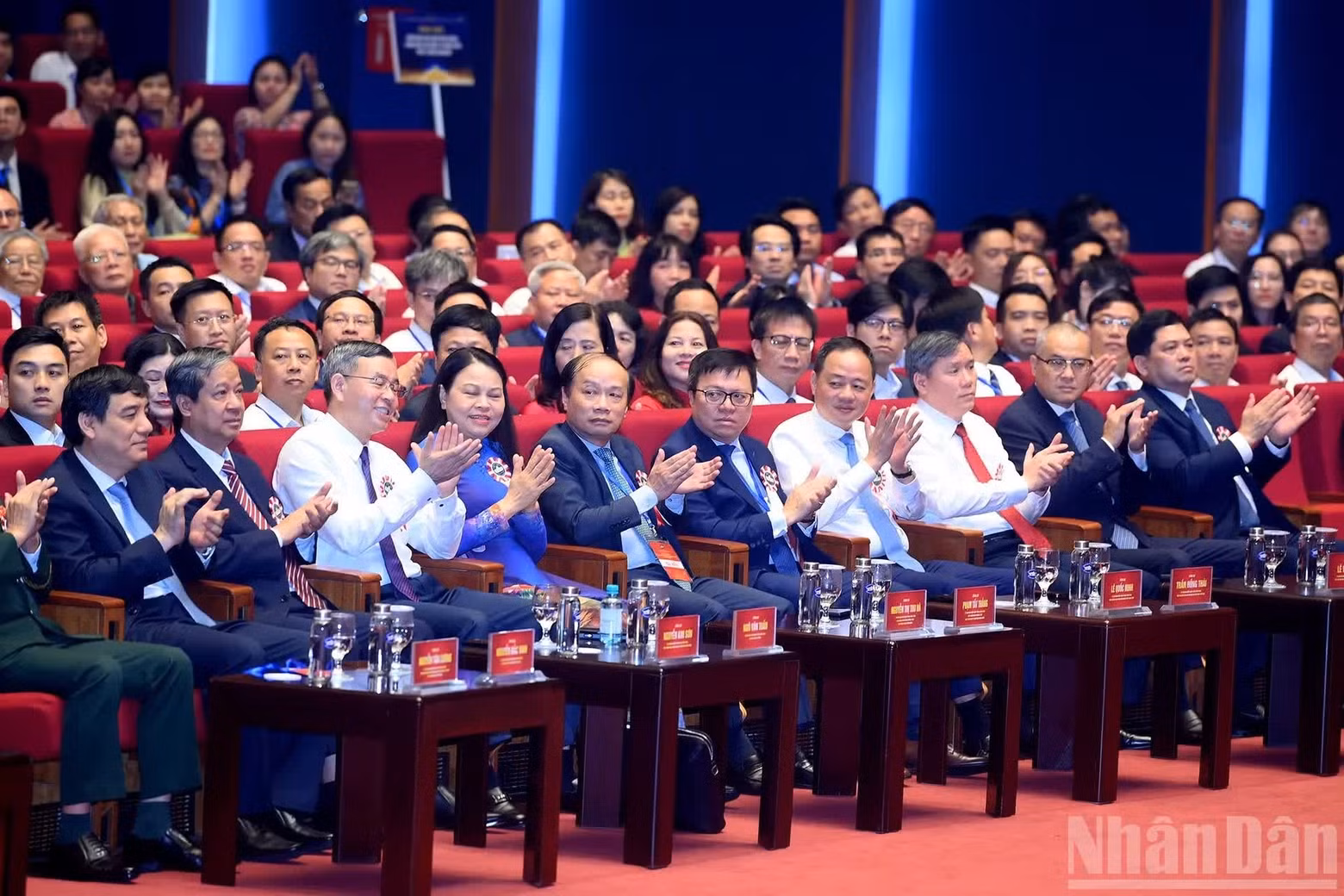各位代表出席仪式。