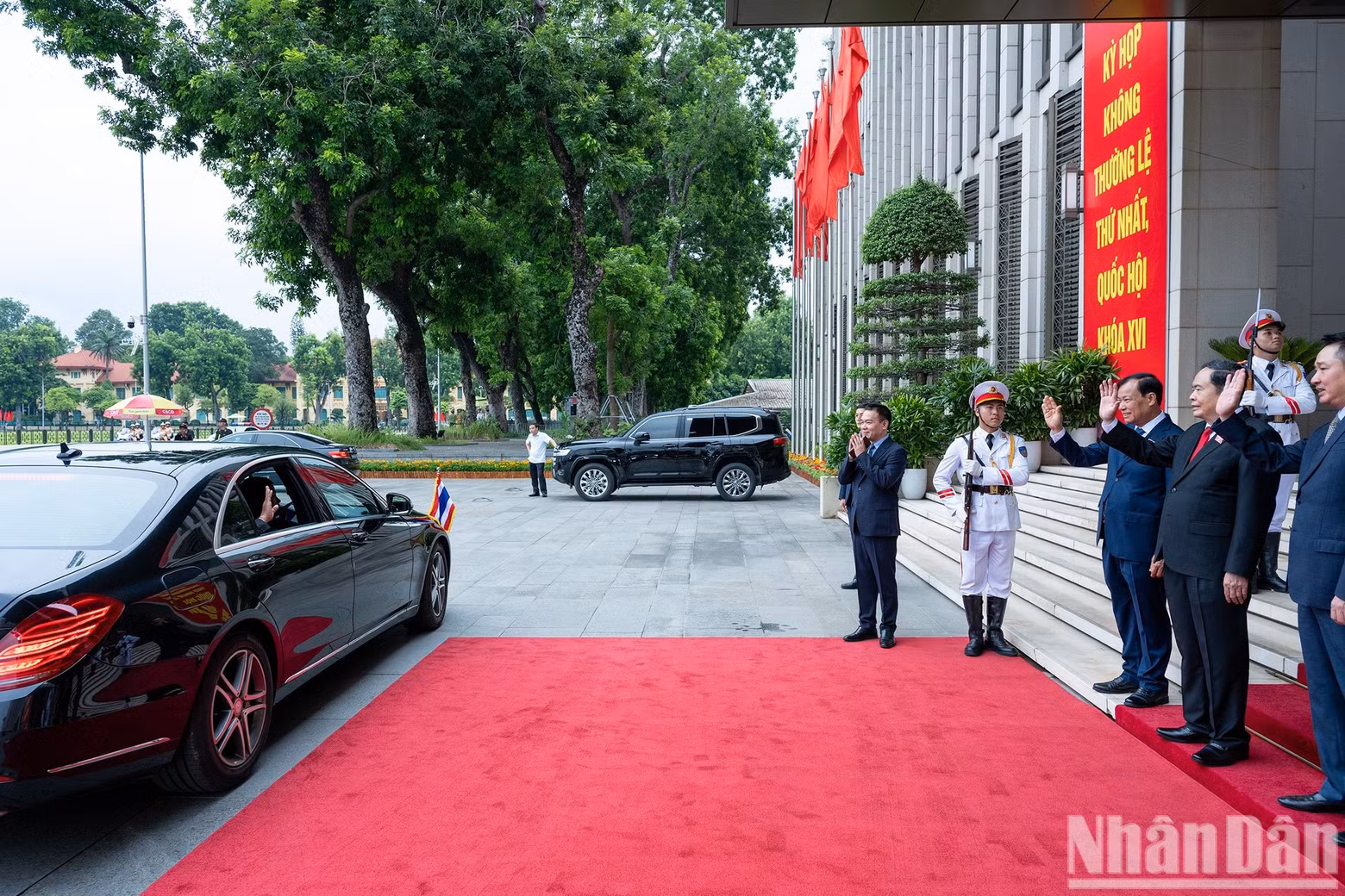 国会主席陈青敏为泰国国会主席、下议院议长梭蓬·乍兰送行。