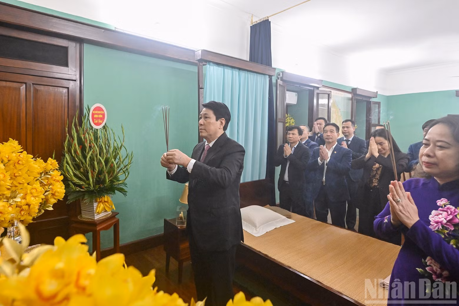 越南国家主席梁强、国家副主席武氏映春和各位代表在67号房敬香缅怀胡志明主席。