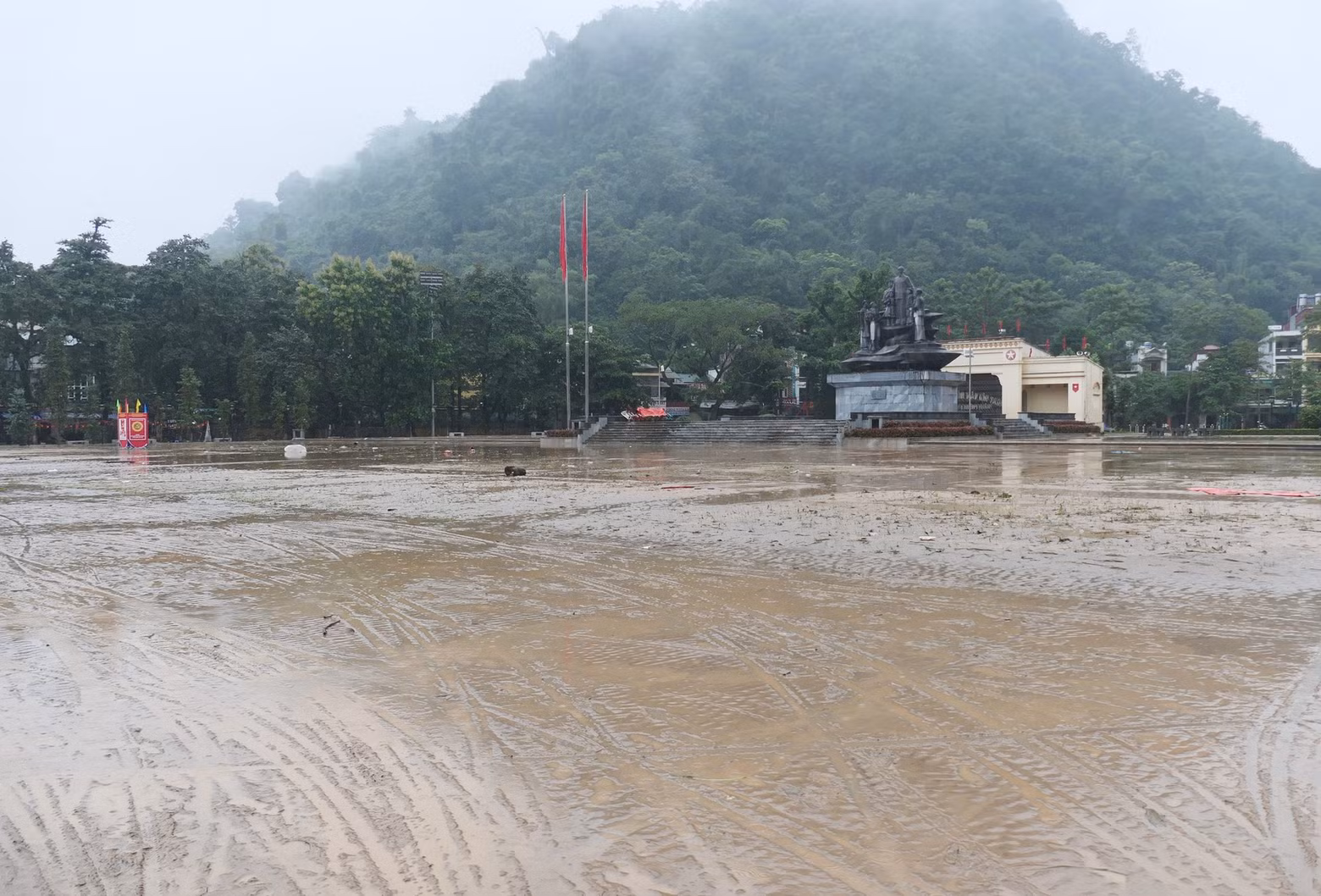 河江一坊3·26广场被泥浆淹没。