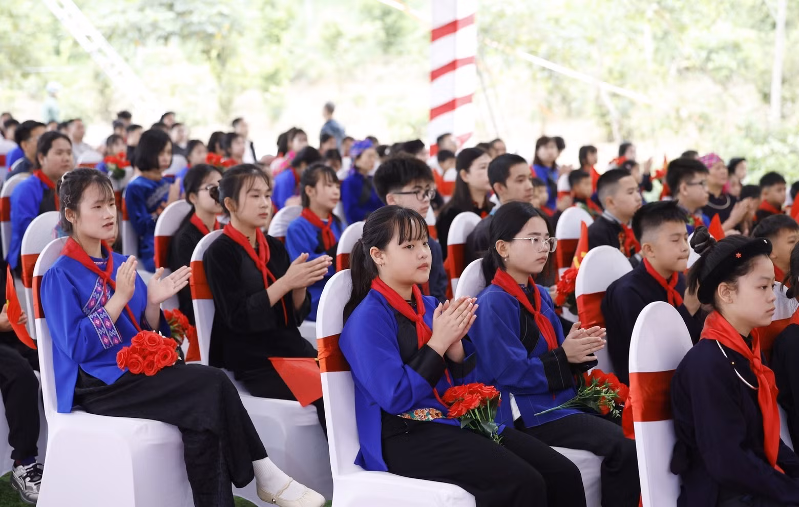 谅山省同登乡同登九年一贯制寄宿学校学生出席活动。