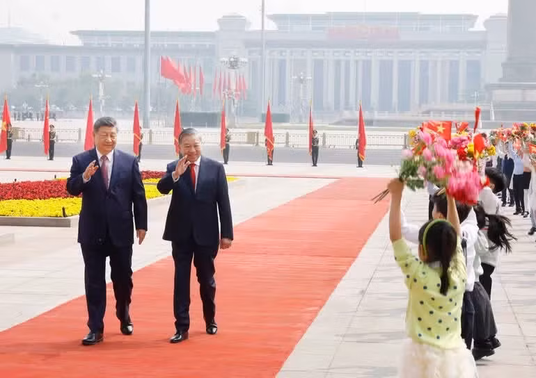 中共中央总书记、中国国家主席习近平，越共中央总书记、越南国家主席苏林和中国儿童。