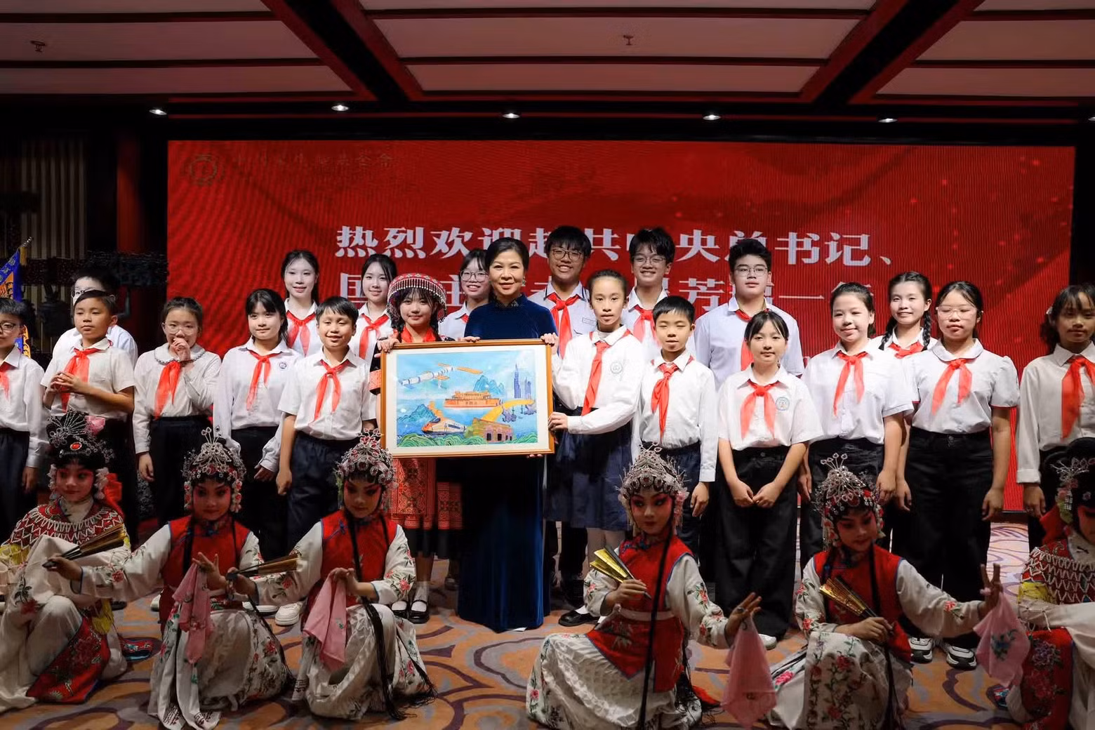 参加“越南青年赴华红色研学之旅”的越南学生向吴芳璃女士赠送礼物。