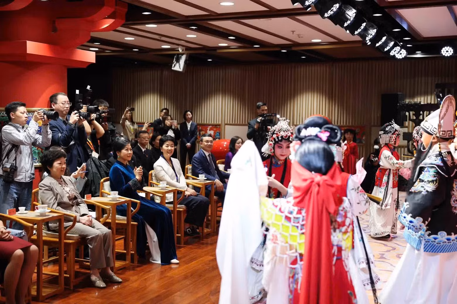 中国宋庆龄青少年科技文化交流中心学员为吴芳璃女士和各位代表带来精彩表演节目。