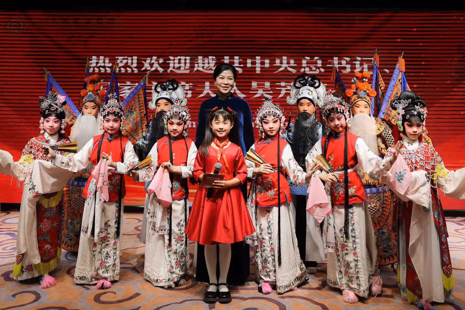 吴芳璃女士和中国宋庆龄青少年科技文化交流中心学员。