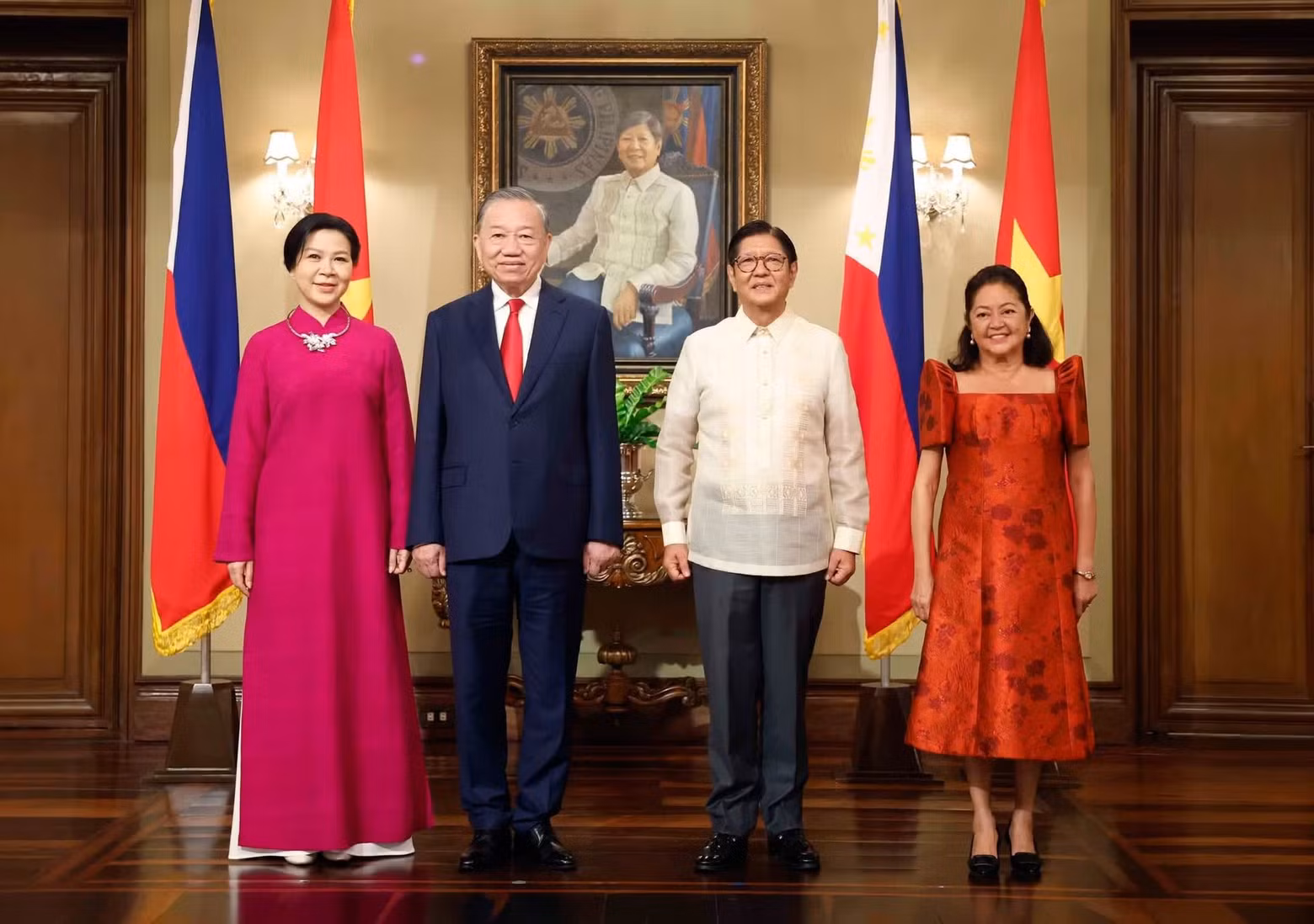 菲律宾总统费迪南德·罗慕尔德兹·马科斯和夫人与越共中央总书记、越南国家主席苏林和夫人合影。