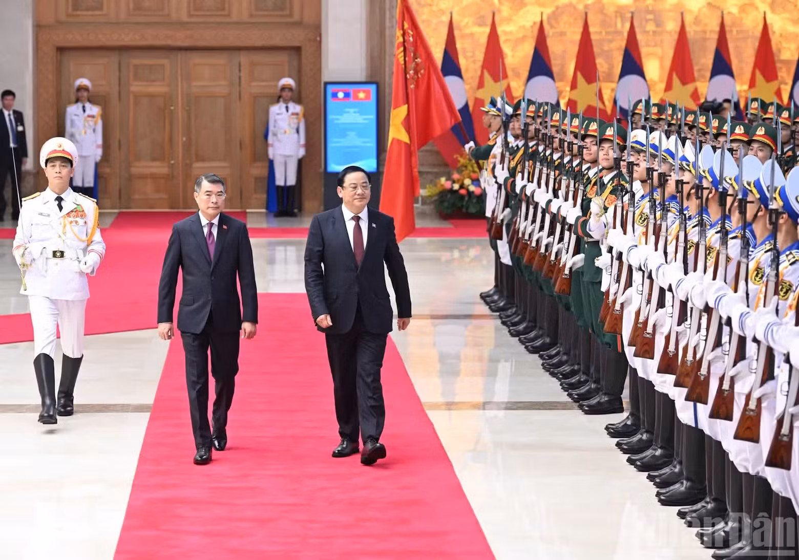 越南政府总理黎明兴和老挝总理宋赛·西潘敦检阅越南人民军仪仗队。
