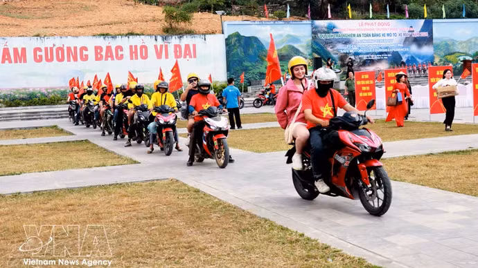 百辆摩托车翻越马皮凉岭 宣传安全旅游理念。（图片来源：越通社）