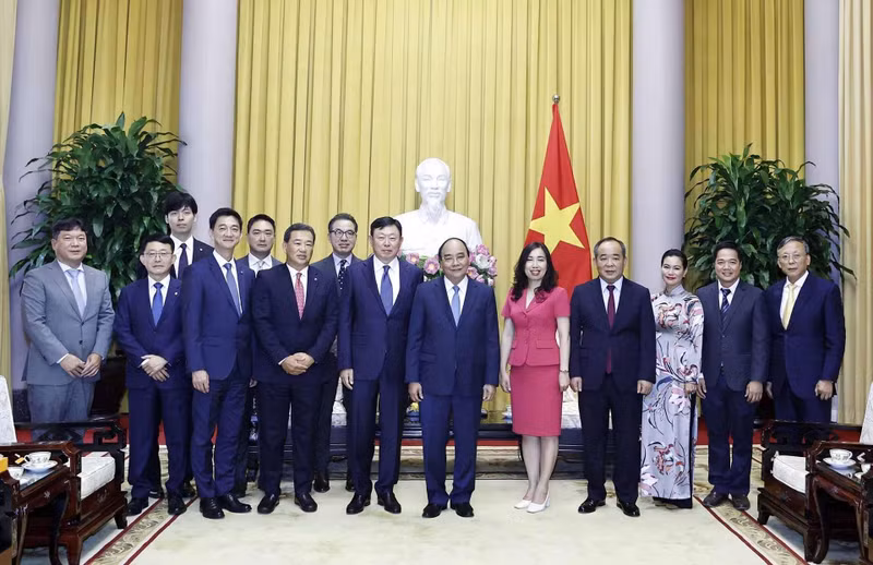 越南国家主席阮春福会见韩国乐天集团董事长辛东彬。