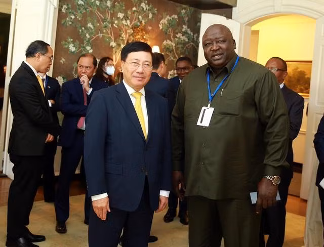 政府常务副总理范平明与乌干达外交部国务部长奥凯洛。（图片来源：VGP）