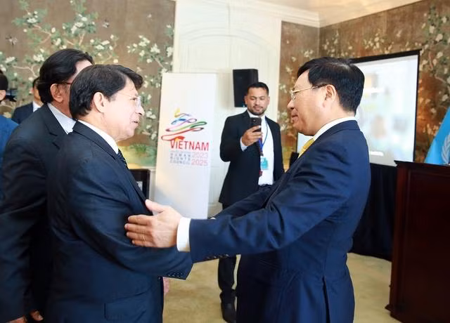 政府常务副总理范平明与尼加拉瓜外长丹尼斯.蒙卡达。（图片来源：VGP）