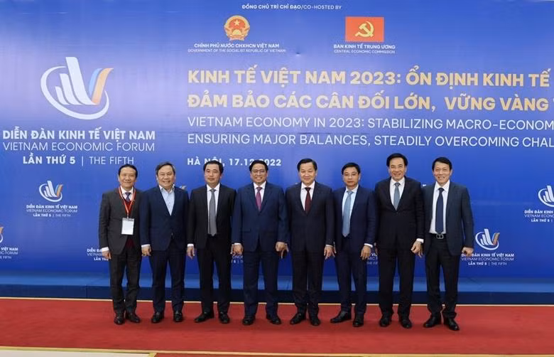 越南政府总理范明正和与会代表合影。