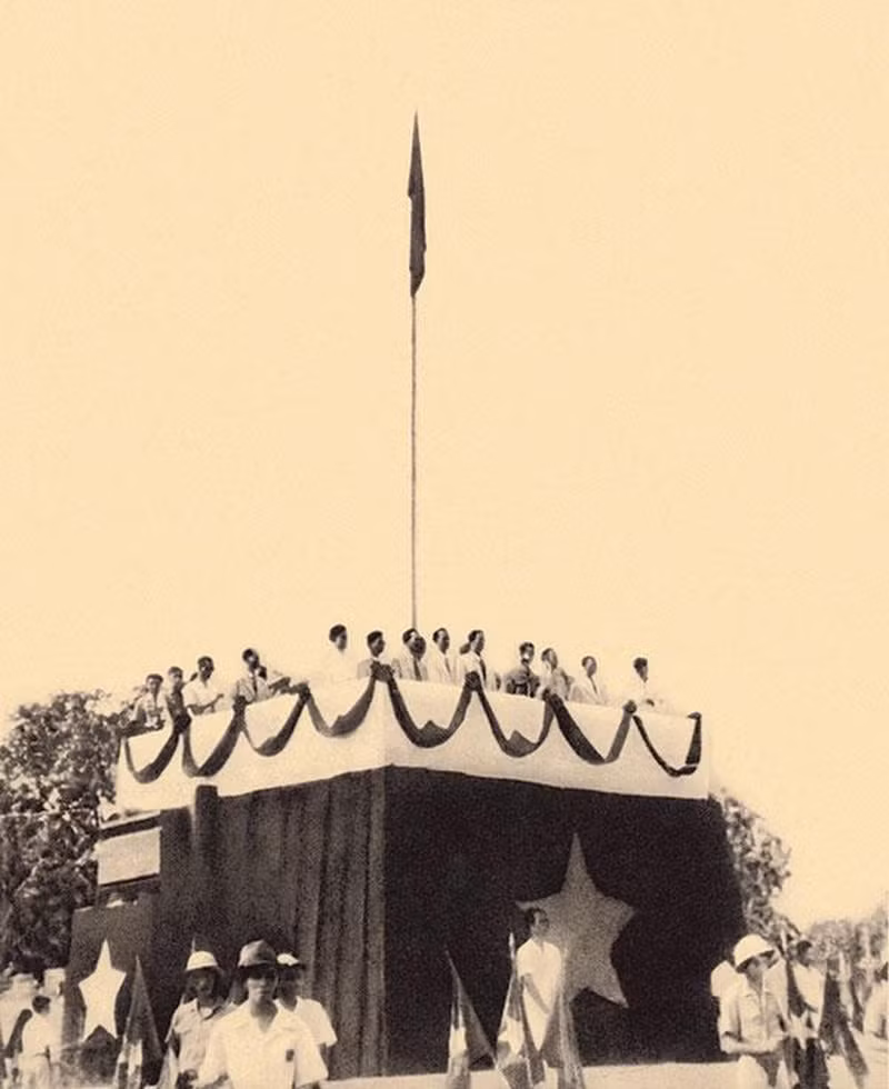 1945年9月2日,越南民主共和国主席胡志明在河内巴亭广场宣读《独立宣言》。(图片来源:胡志明博物馆) 1945年9月2日,越南民主共和国主席胡志明在河内巴亭广场宣读《独立宣言》。(图片来源:胡志明博物馆)