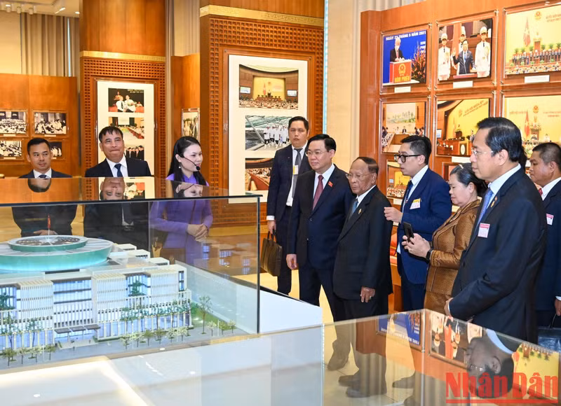 柬埔寨王国国会主席韩桑林和柬埔寨国会高级代表团参观越南国会传统室。
