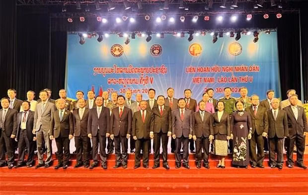 两国代表合影。