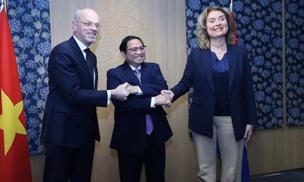 越南政府总理范明正会见荷兰国会一院和二院议长。