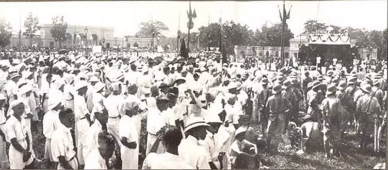1945年9月2日上午,各阶层人民聚集在巴亭广场。(图片来源:越通社) 1945年9月2日上午,各阶层人民聚集在巴亭广场。(图片来源:越通社)