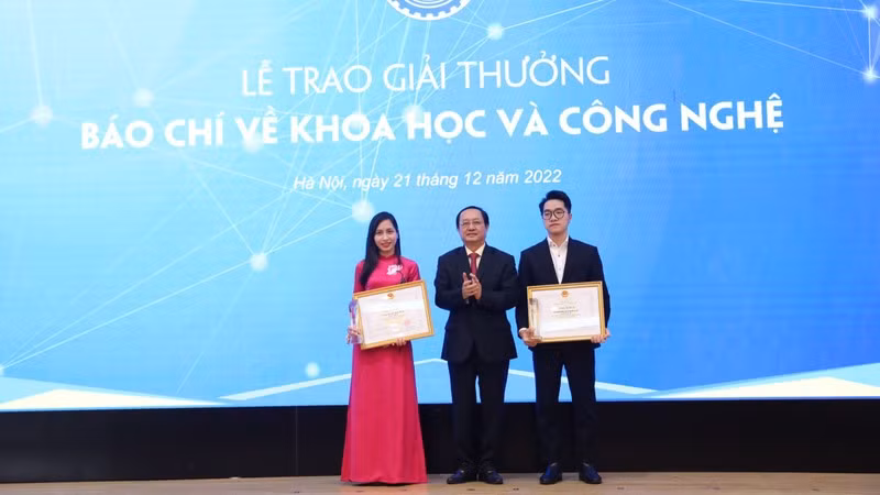科技部部长黄成达颁发一等奖。