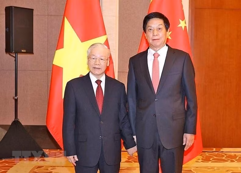 越共中央总书记阮富仲会见中国全国人大常委会委员长栗战书。（图片来源：越通社）