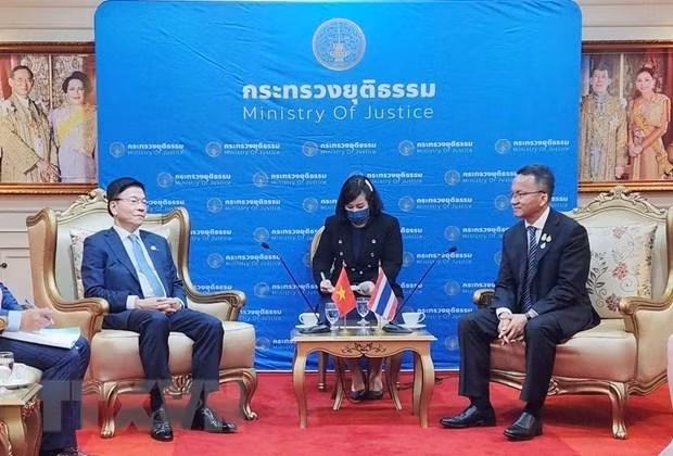 越南司法部部长黎成龙与泰国司法部部长颂萨举行会谈。