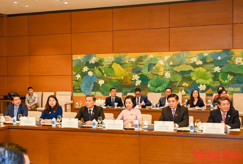 越南国会高级代表团。