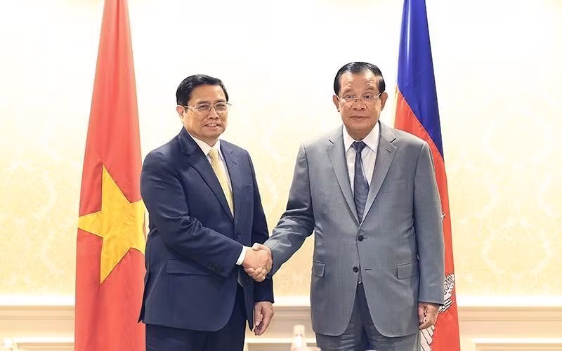 2022年5月，值此出席东盟-美国特别峰会之际政府总理范明正会见柬埔寨王国首相洪森。（图片来源：越通社）
