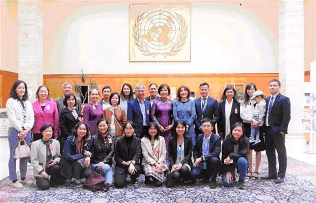 越南常驻联合国、世界贸易组织及日内瓦其他国际组织代表团团长黎氏雪梅与各代表合影。