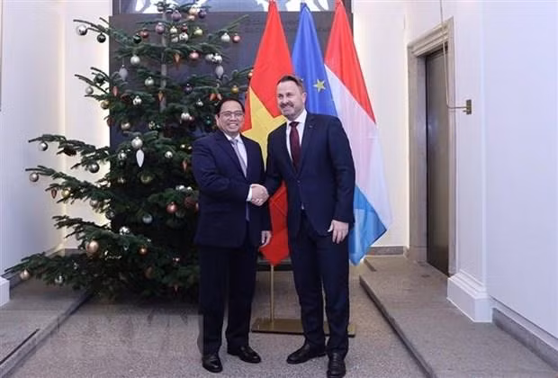 越南政府总理范明正与卢森堡大公国首相格扎维埃·贝泰尔。