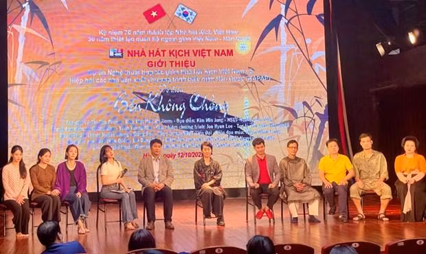 越南和韩国艺术家合作编排的话剧《寡妇码头》即将上演，以服务两国和世界各国的观众。