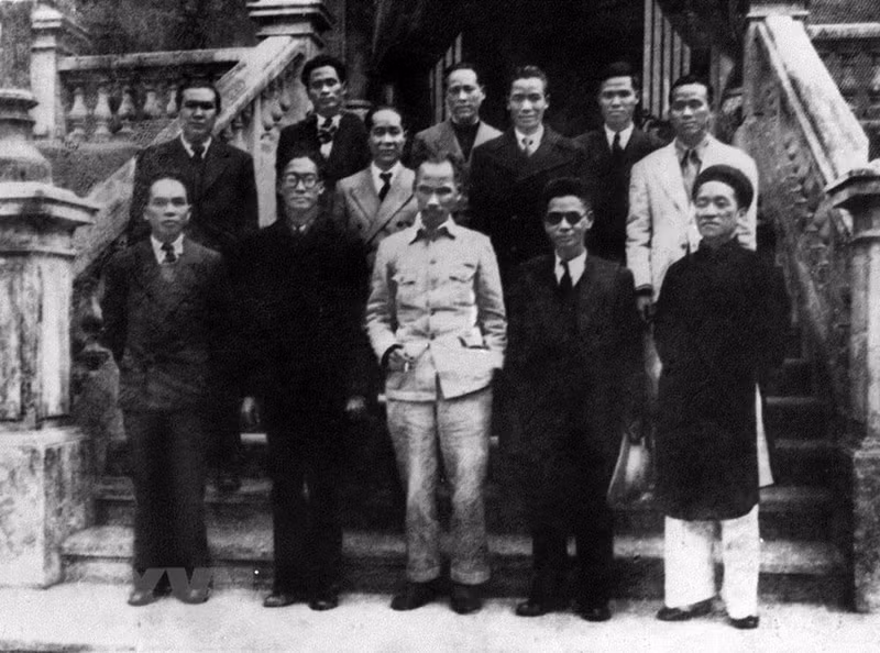 胡志明主席和越南民主共和国临时政府。(图片来源:越通社) 胡志明主席和越南民主共和国临时政府。(图片来源:越通社)