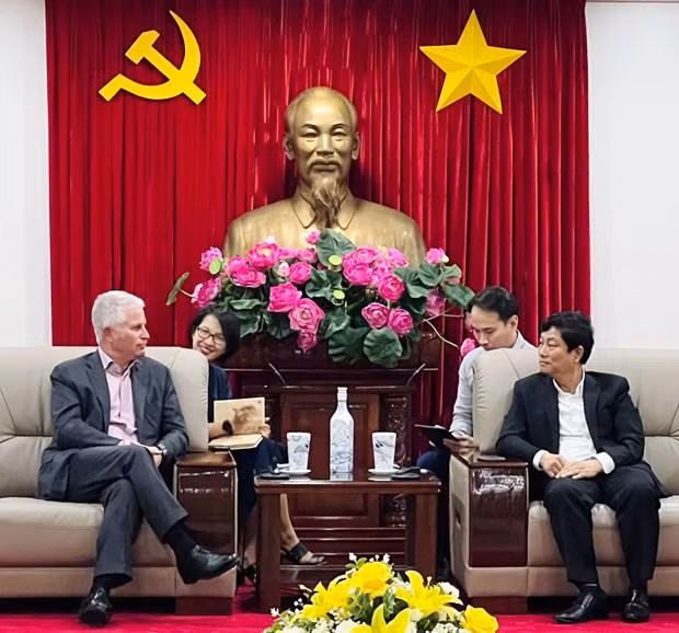 平阳省人民委员会主席武文明会见华平全球联席纪杰。（图片来源：平阳报）