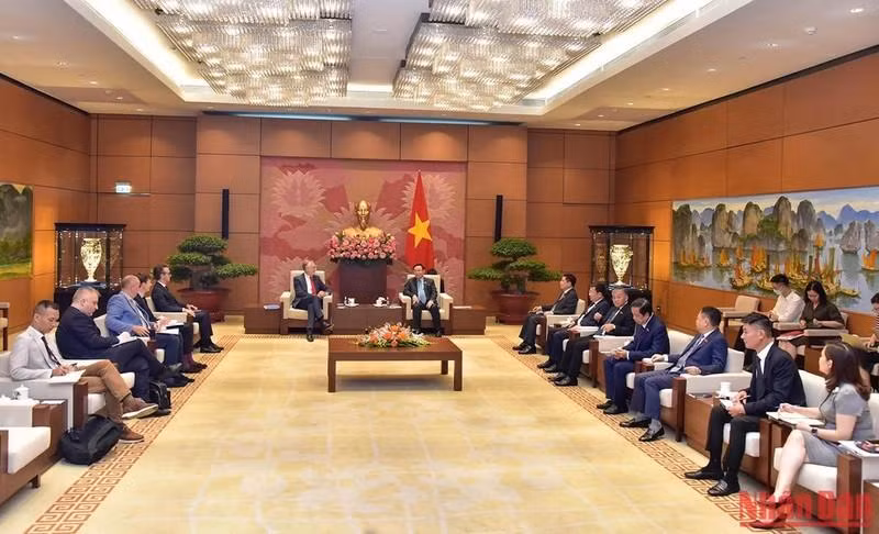越南国会主席王廷惠会见欧洲议会国际贸易委员会主席兰格（组图） ảnh 4