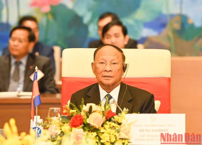 柬埔寨王国国会主席韩桑林发言。