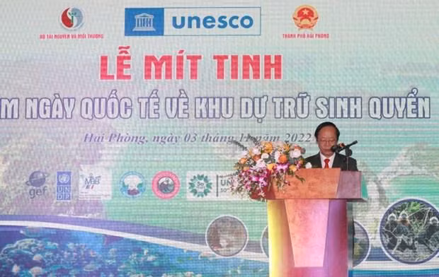 越南自然资源与环境部副部长武俊仁发言。