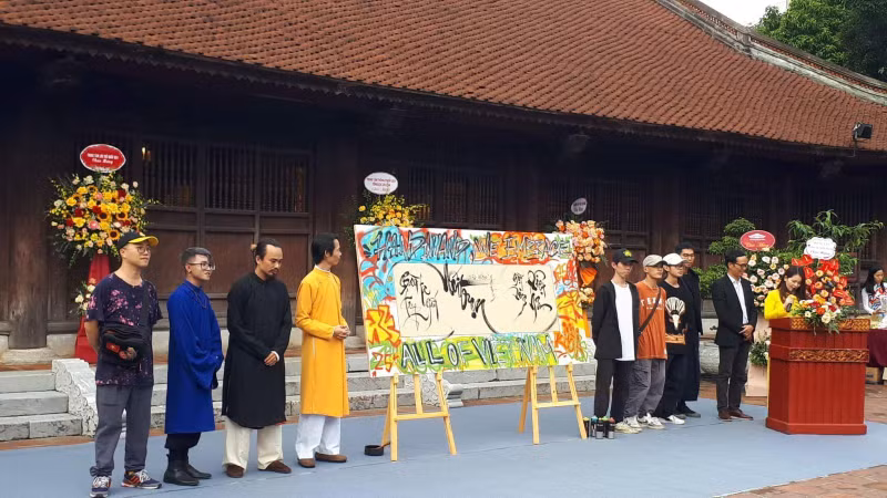 “书法与涂鸦对话”展览会在河内文庙-国子监开展。