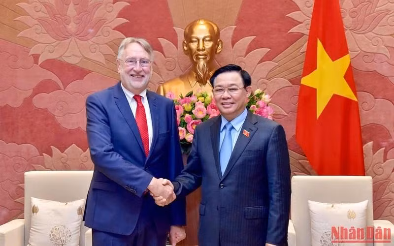 越南国会主席王廷惠会见欧洲议会国际贸易委员会主席兰格。（维玲 摄）