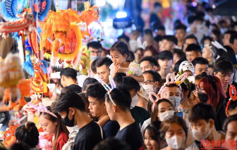  马行街、梳行街上热闹非凡。数千人忙着拍照，购买中秋玩具和装饰品。（成达 摄）