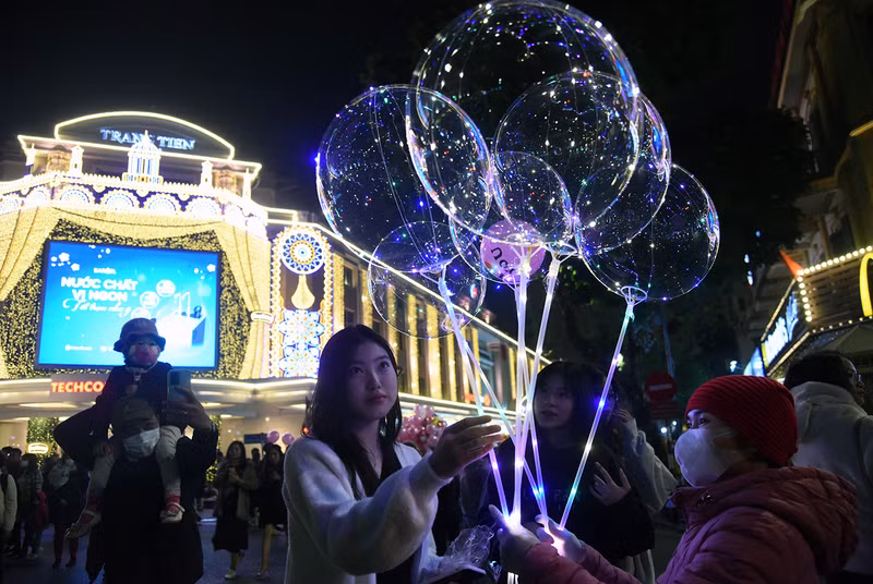 不仅年轻朋友等待2023年到来。（陈海 摄）