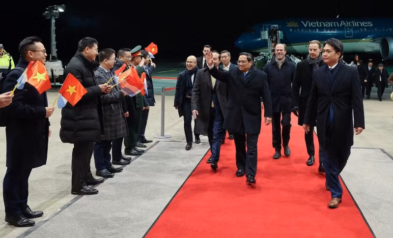 越南政府总理范明正率越南高级代表团抵达芬德尔国际机场，开始对卢森堡大公国进行正式访问。
