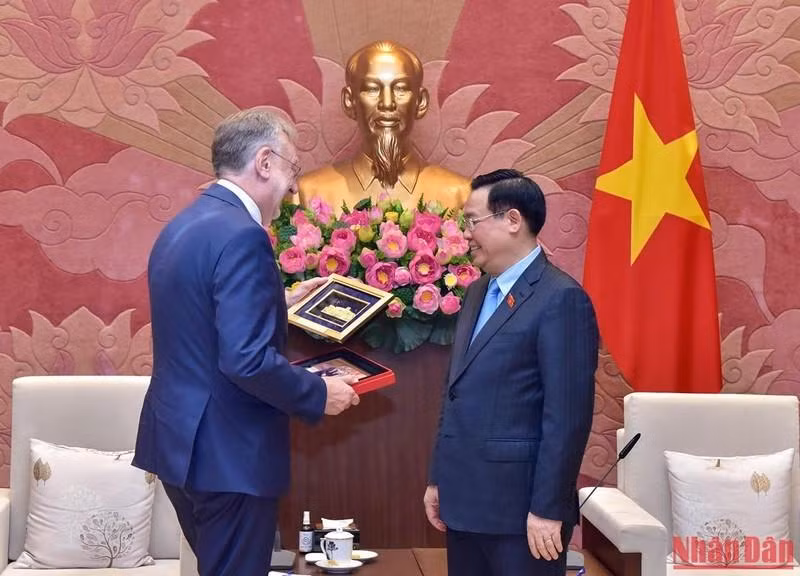越南国会主席王廷惠向欧洲议会国际贸易委员会主席兰格赠送纪念品。（维玲 摄）