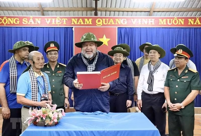 曼努埃尔•马雷罗•克鲁斯总理一行参观古芝地道遗迹区。