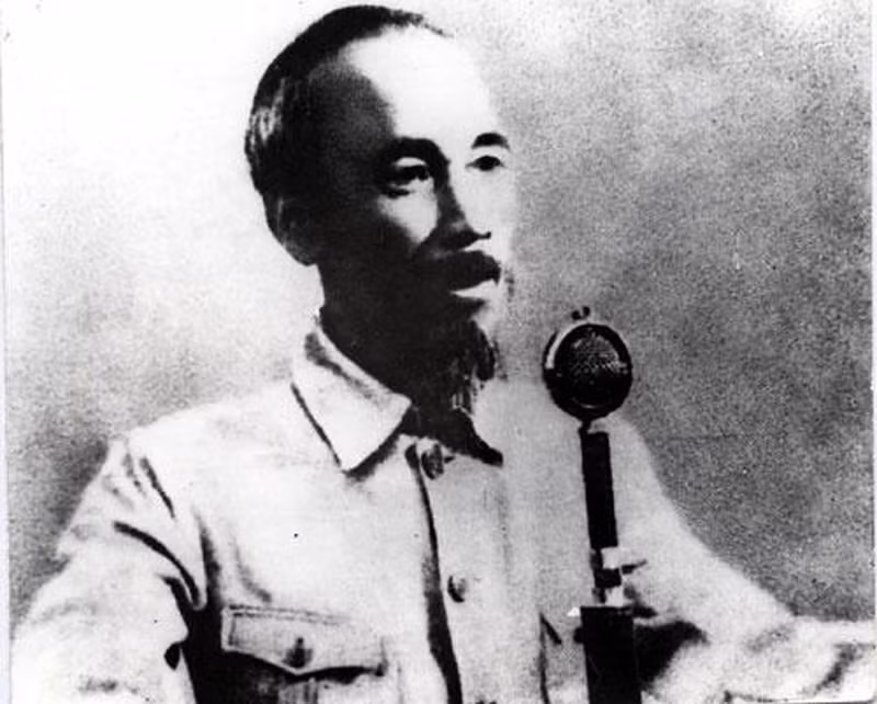 胡志明主席宣读《独立宣言》。(图片来源:越通社) 胡志明主席宣读《独立宣言》。(图片来源:越通社)