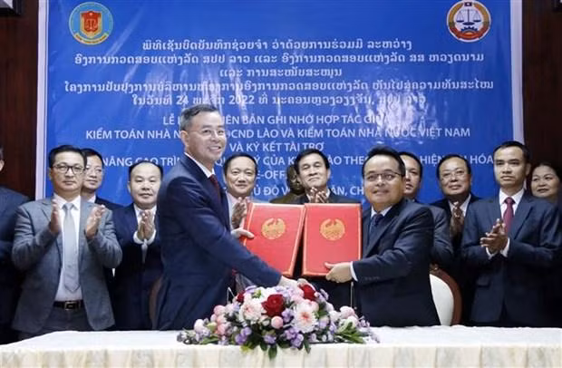 越南国家审计署审计长吴文俊与老挝国家审计署审计长翁塔维森·特帕争签署双方合作谅解备忘录。 越南国家审计署审计长吴文俊与老挝国家审计署审计长翁塔维森·特帕争签署双方合作谅解备忘录。