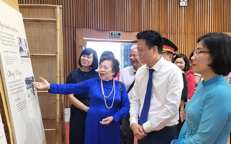 越南教师、诗人、记者阮氏美容介绍其的《沿着武元甲大将足迹》一书。