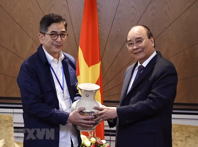 国家主席阮春福向印尼工商会主席阿尔贾德·拉斯吉德赠送纪念品。(图片来源:越通社) 国家主席阮春福向印尼工商会主席阿尔贾德·拉斯吉德赠送纪念品。(图片来源:越通社)