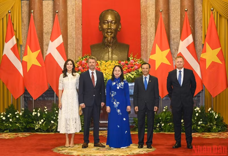 越南国家副主席武氏映春举行仪式，欢迎丹麦王储弗雷德里克和王储妃玛丽·伊丽莎白赴越访问。