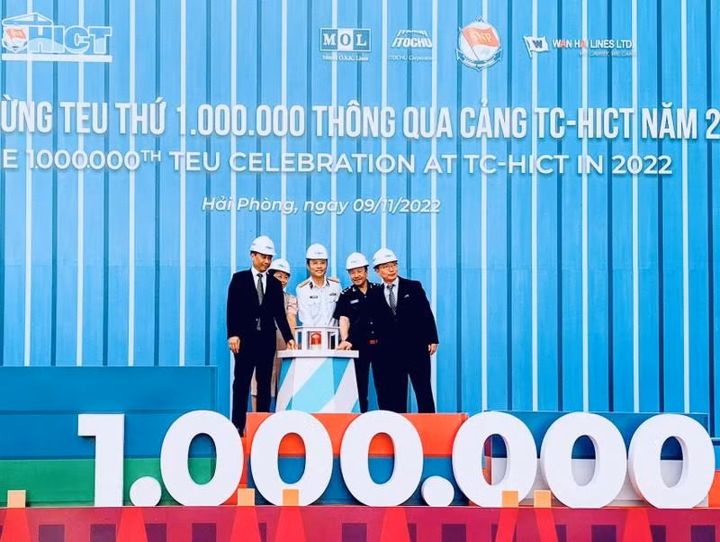 海防新港国际集装箱码头迎来哥本哈根马士基货船上的第100万个标准箱。