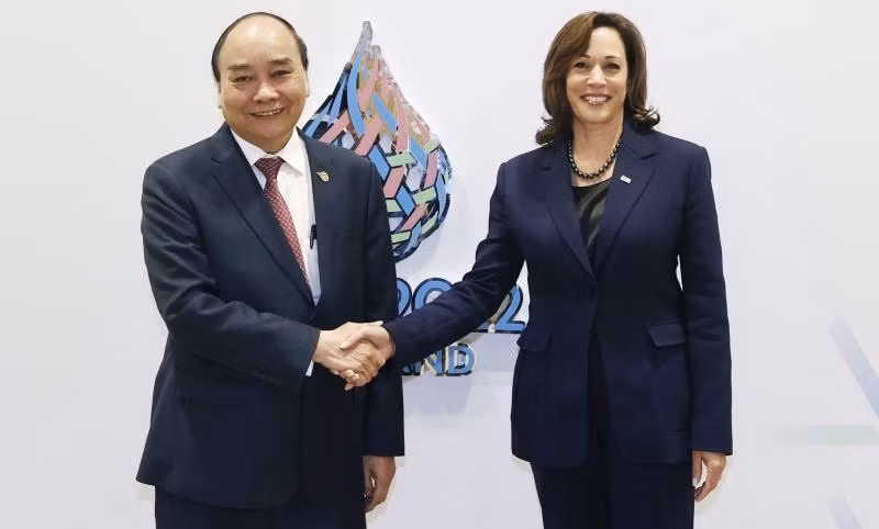 越南国家主席阮春福会见美国副总统卡马拉。