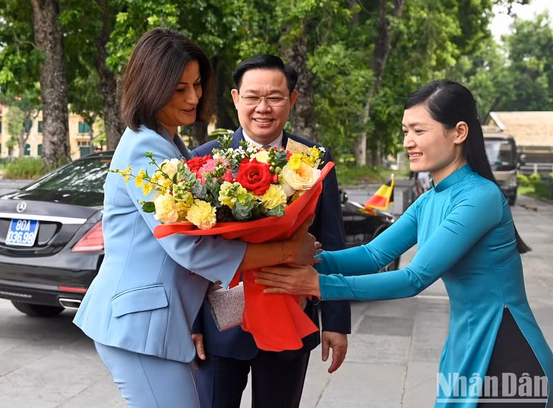 越南国会办公厅的礼宾送花欢迎比利时参议院议长斯蒂芬妮·德霍斯。